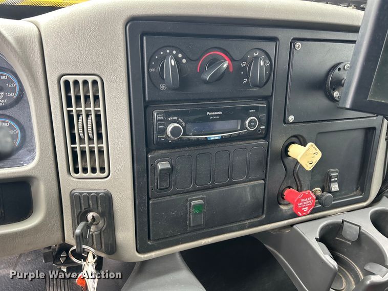 image for item DS0826 2014 International 7400 dump truck