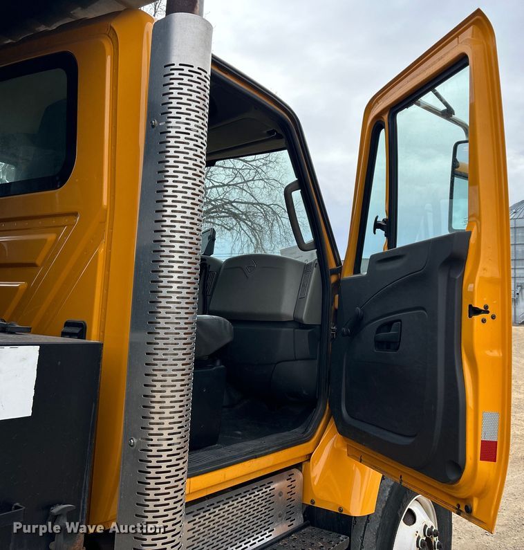 image for item DS0826 2014 International 7400 dump truck