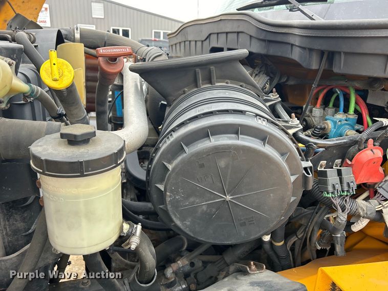 image for item DS0826 2014 International 7400 dump truck