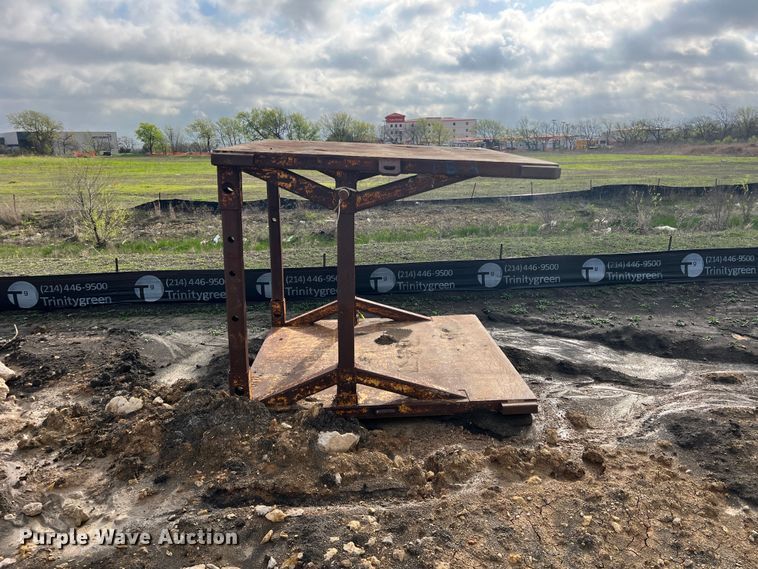 image for item DS2484 Trench box