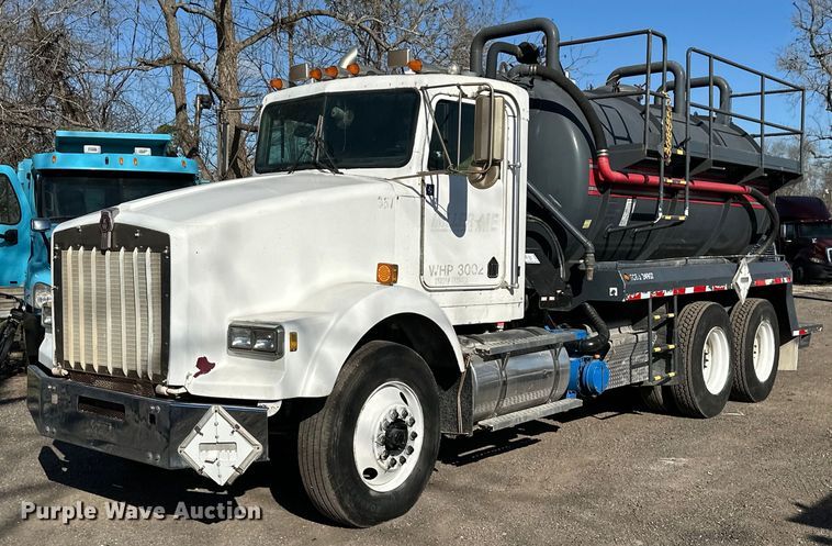 image for item DS2907 1999 Kenworth  T800 vacuum truck