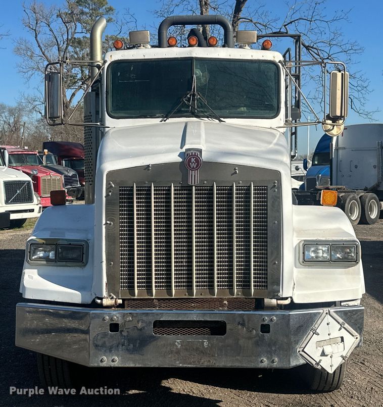 image for item DS2907 1999 Kenworth  T800 vacuum truck