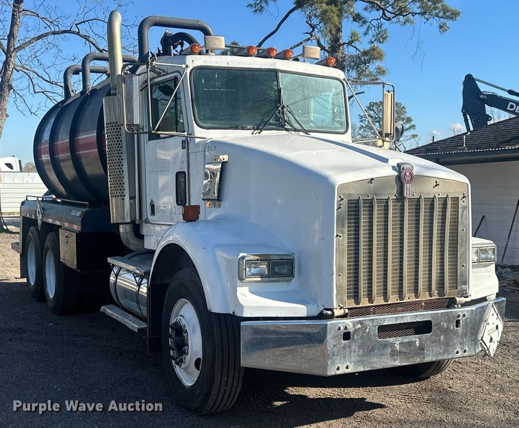 image for item DS2907 1999 Kenworth  T800 vacuum truck