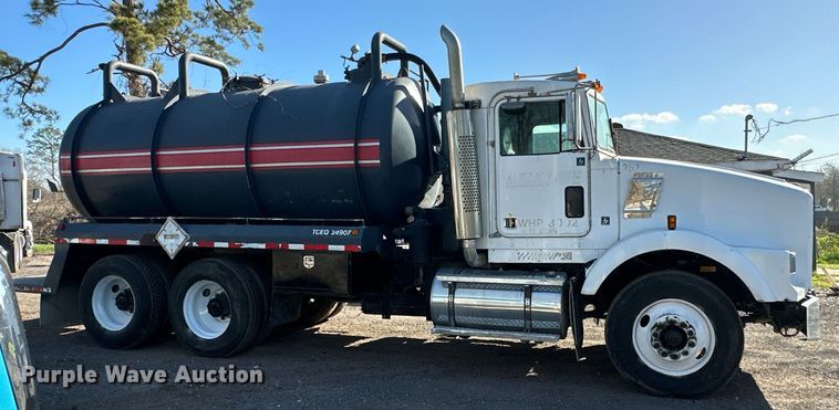 image for item DS2907 1999 Kenworth  T800 vacuum truck