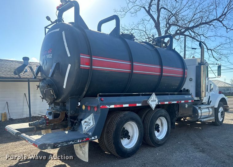 image for item DS2907 1999 Kenworth  T800 vacuum truck