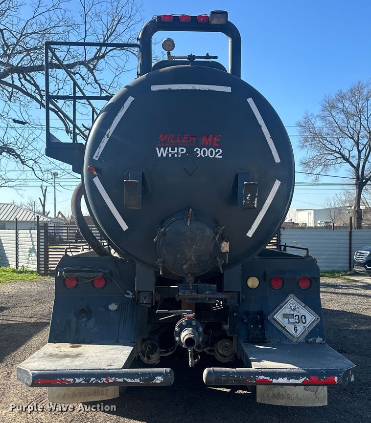 image for item DS2907 1999 Kenworth  T800 vacuum truck