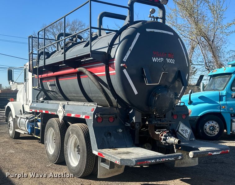 image for item DS2907 1999 Kenworth  T800 vacuum truck