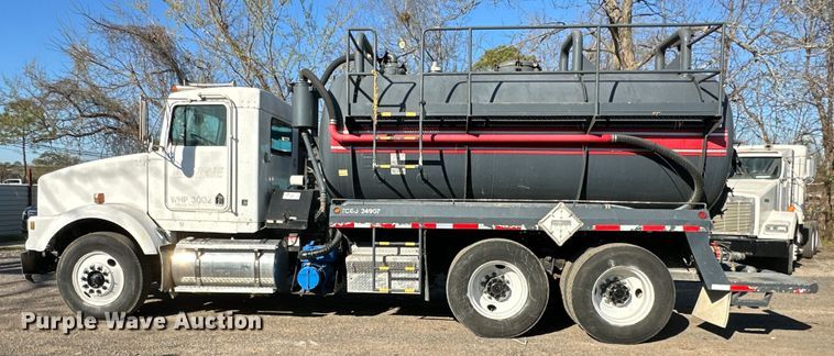 image for item DS2907 1999 Kenworth  T800 vacuum truck