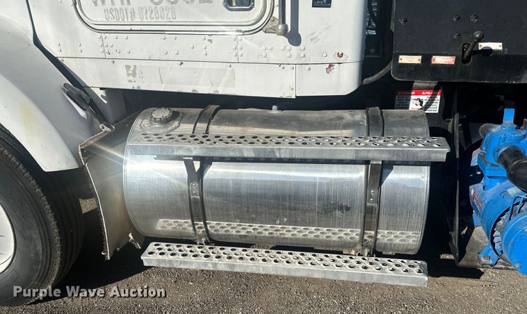 image for item DS2907 1999 Kenworth  T800 vacuum truck