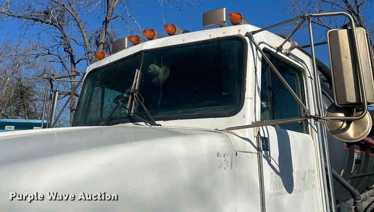 image for item DS2907 1999 Kenworth  T800 vacuum truck