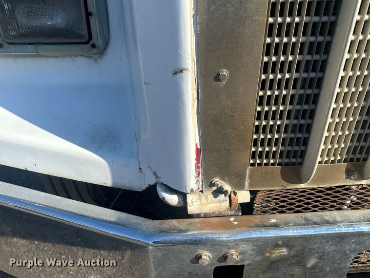 image for item DS2907 1999 Kenworth  T800 vacuum truck