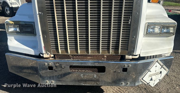 image for item DS2907 1999 Kenworth  T800 vacuum truck