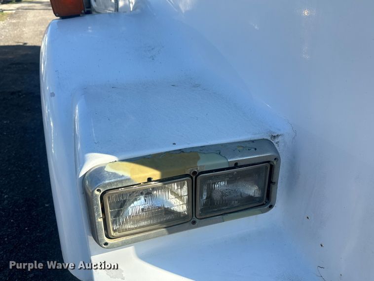 image for item DS2907 1999 Kenworth  T800 vacuum truck