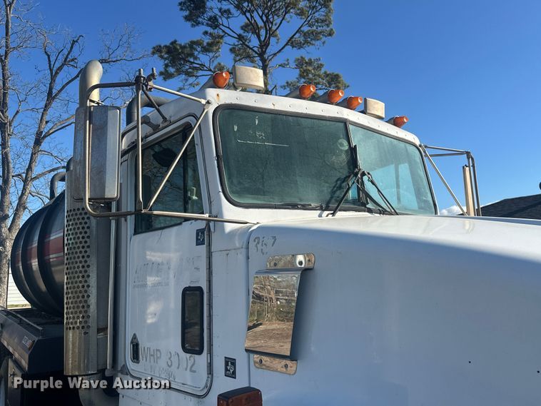 image for item DS2907 1999 Kenworth  T800 vacuum truck