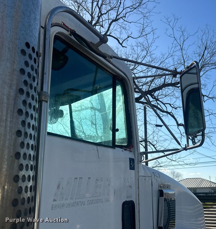 image for item DS2907 1999 Kenworth  T800 vacuum truck