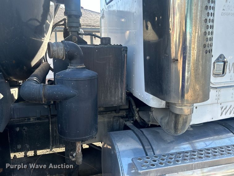 image for item DS2907 1999 Kenworth  T800 vacuum truck