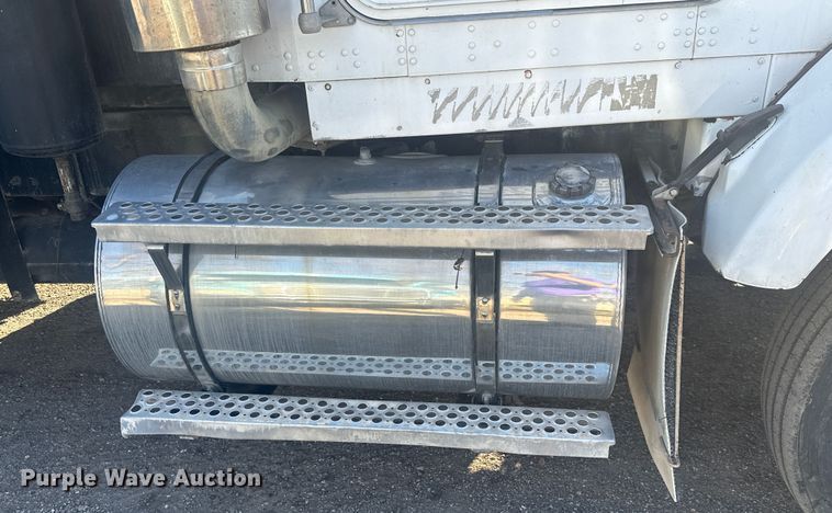 image for item DS2907 1999 Kenworth  T800 vacuum truck