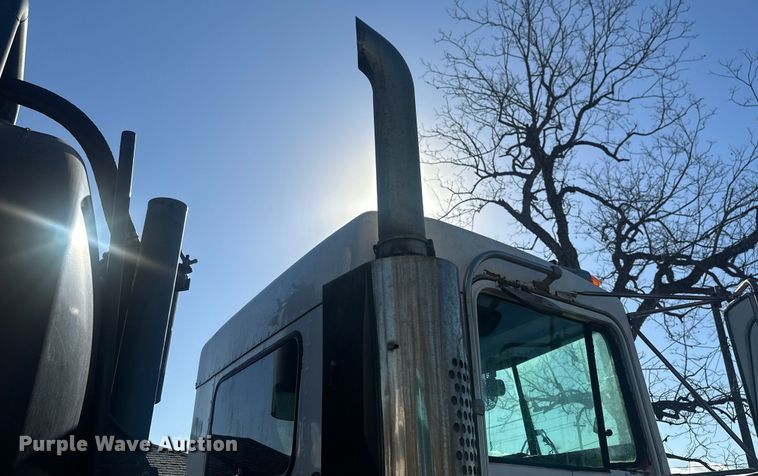 image for item DS2907 1999 Kenworth  T800 vacuum truck