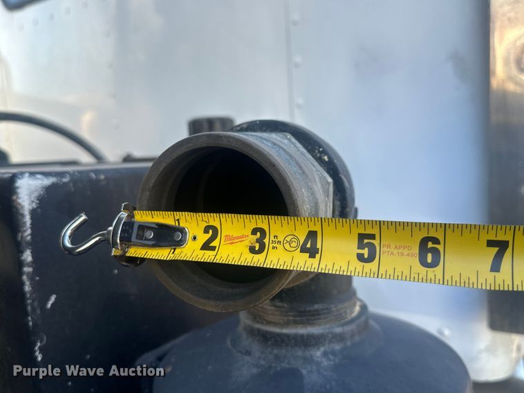 image for item DS2907 1999 Kenworth  T800 vacuum truck