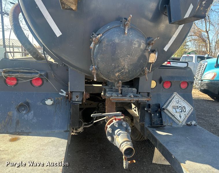 image for item DS2907 1999 Kenworth  T800 vacuum truck