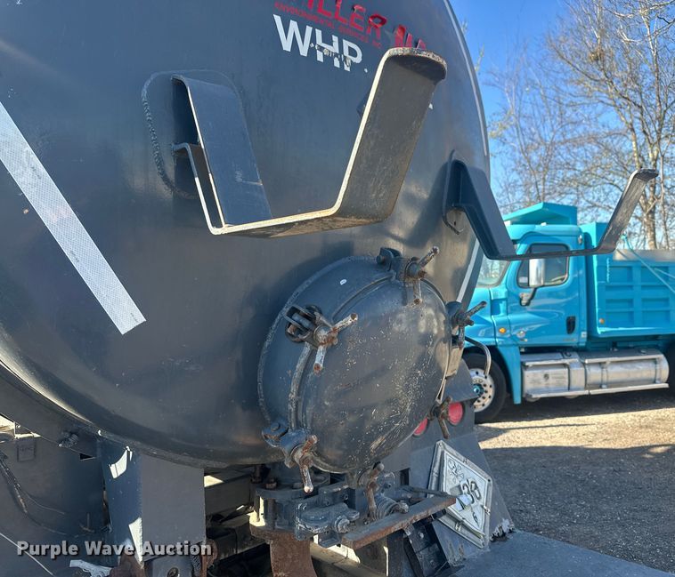 image for item DS2907 1999 Kenworth  T800 vacuum truck