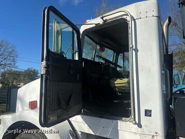 image for item DS2907 1999 Kenworth  T800 vacuum truck