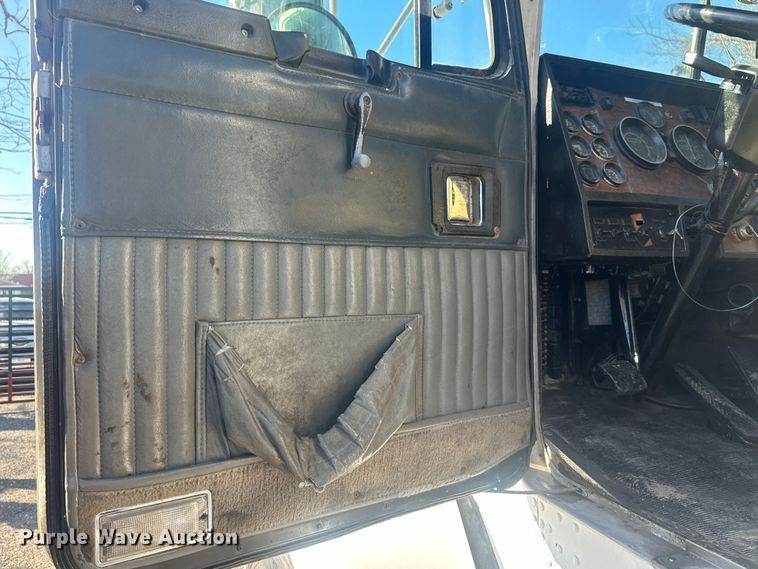 image for item DS2907 1999 Kenworth  T800 vacuum truck