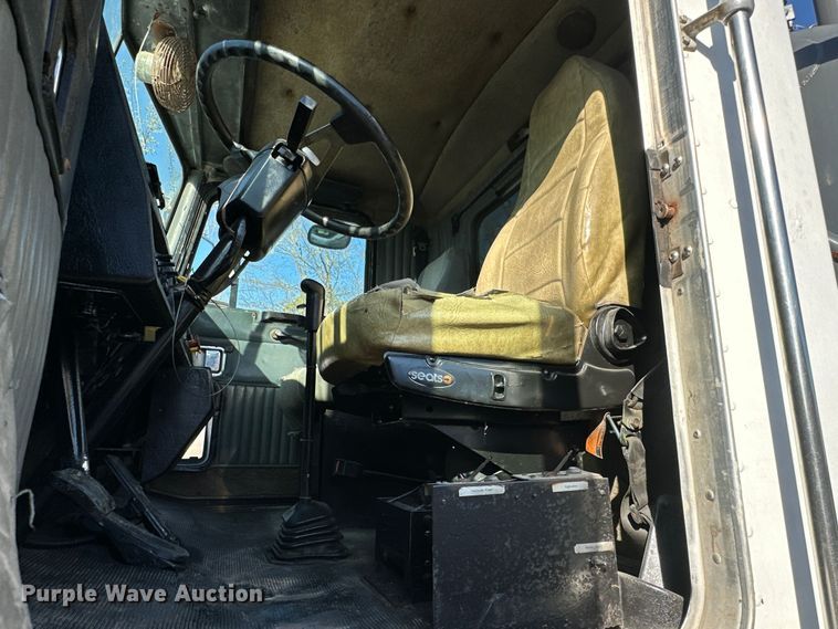 image for item DS2907 1999 Kenworth  T800 vacuum truck