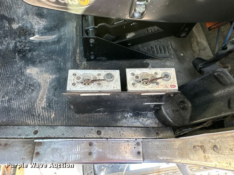 image for item DS2907 1999 Kenworth  T800 vacuum truck