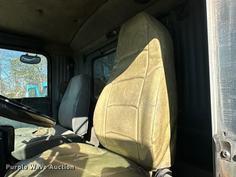 image for item DS2907 1999 Kenworth  T800 vacuum truck