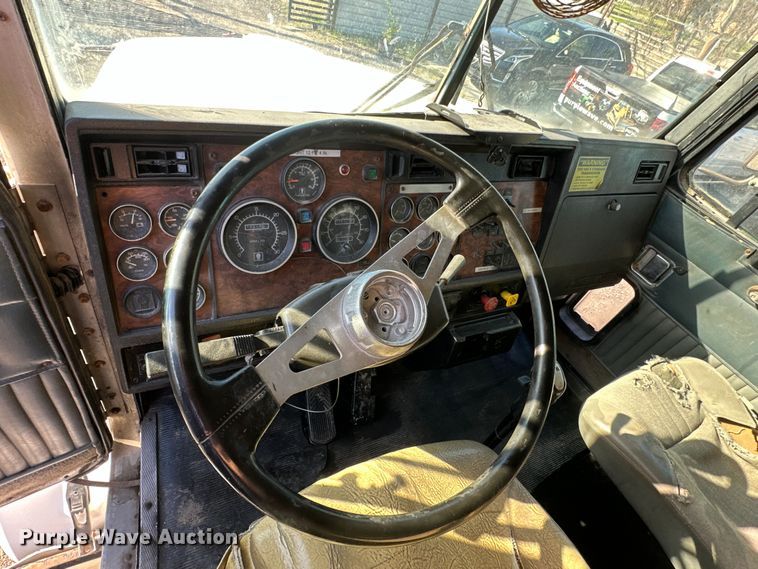 image for item DS2907 1999 Kenworth  T800 vacuum truck