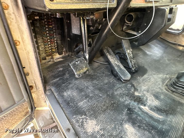 image for item DS2907 1999 Kenworth  T800 vacuum truck