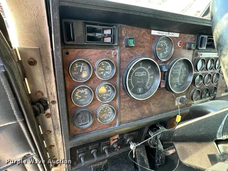 image for item DS2907 1999 Kenworth  T800 vacuum truck