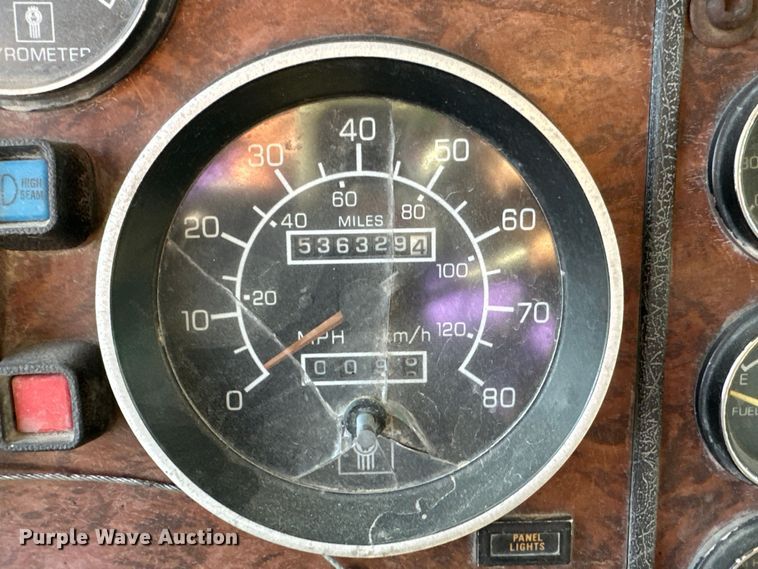 image for item DS2907 1999 Kenworth  T800 vacuum truck