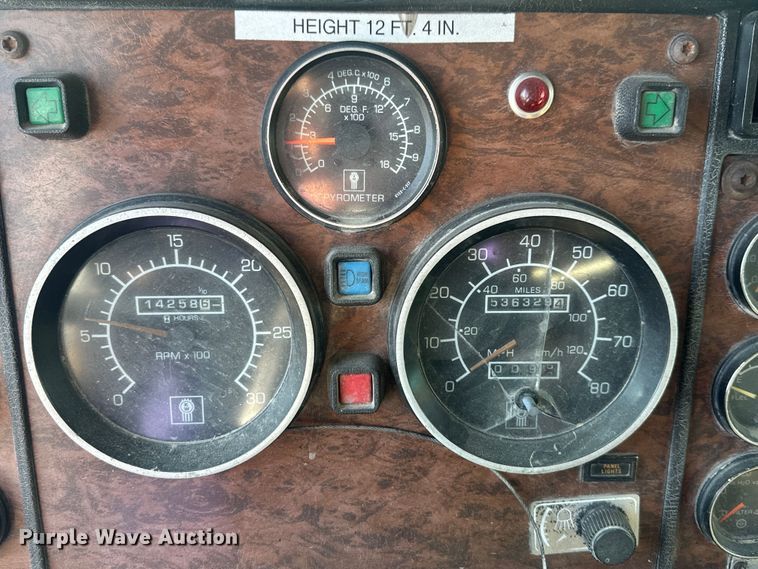 image for item DS2907 1999 Kenworth  T800 vacuum truck