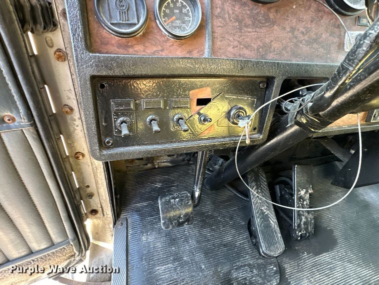 image for item DS2907 1999 Kenworth  T800 vacuum truck