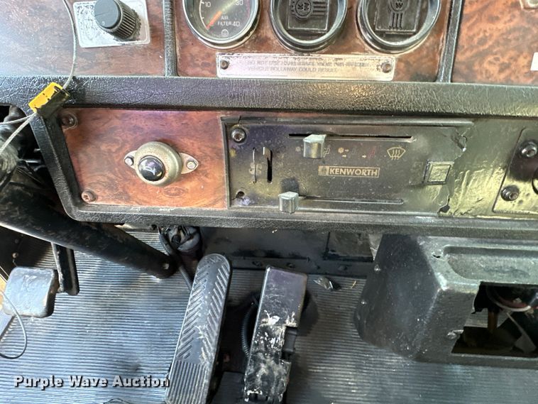 image for item DS2907 1999 Kenworth  T800 vacuum truck