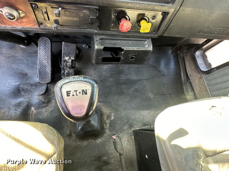 image for item DS2907 1999 Kenworth  T800 vacuum truck