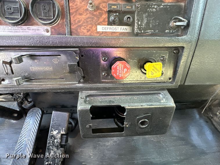 image for item DS2907 1999 Kenworth  T800 vacuum truck