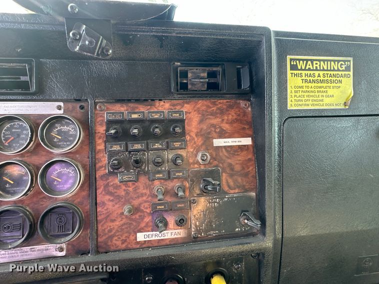 image for item DS2907 1999 Kenworth  T800 vacuum truck