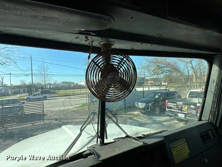 image for item DS2907 1999 Kenworth  T800 vacuum truck