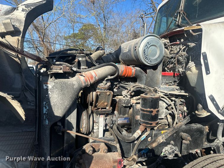 image for item DS2907 1999 Kenworth  T800 vacuum truck