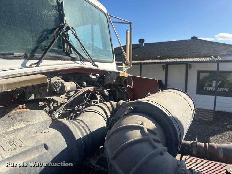 image for item DS2907 1999 Kenworth  T800 vacuum truck