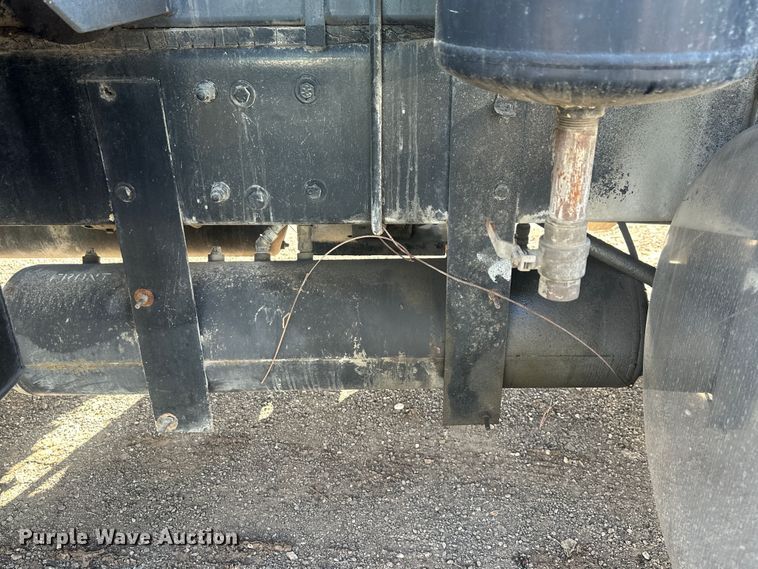 image for item DS2907 1999 Kenworth  T800 vacuum truck