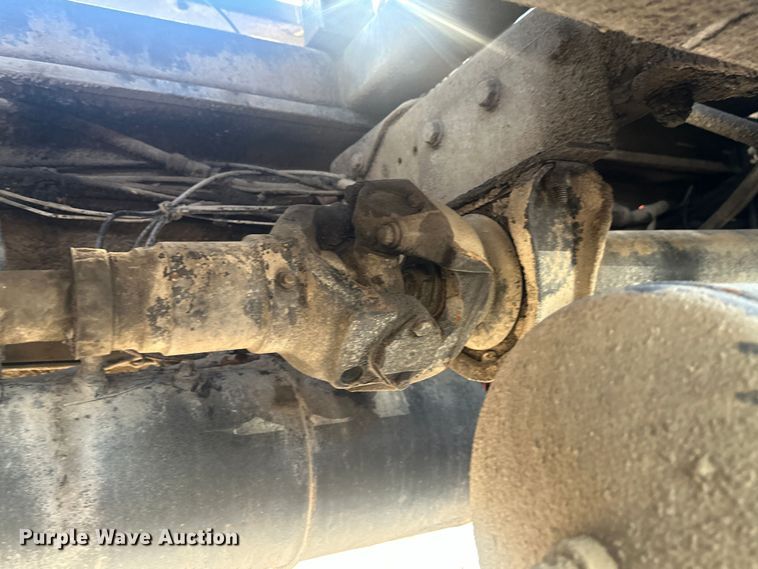 image for item DS2907 1999 Kenworth  T800 vacuum truck