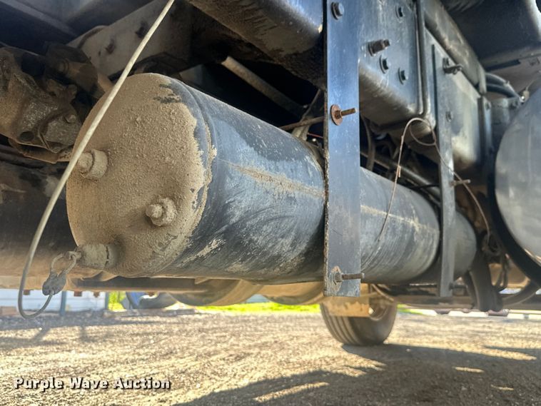 image for item DS2907 1999 Kenworth  T800 vacuum truck