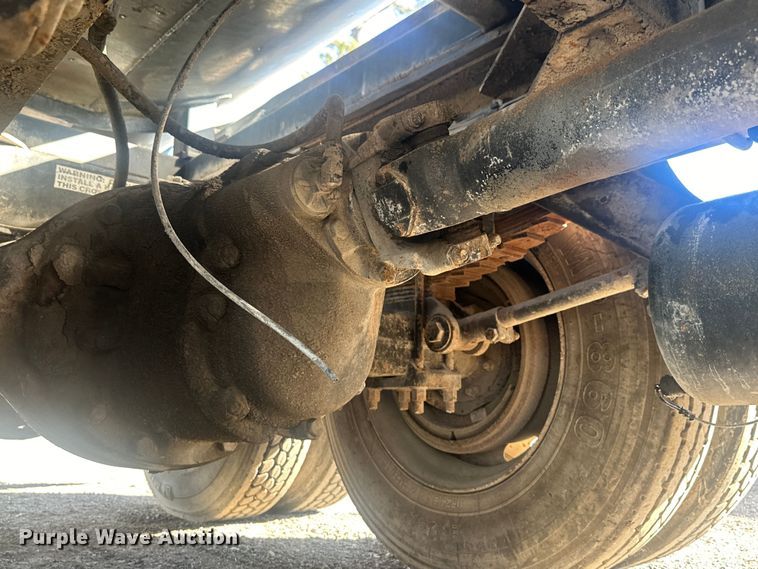 image for item DS2907 1999 Kenworth  T800 vacuum truck