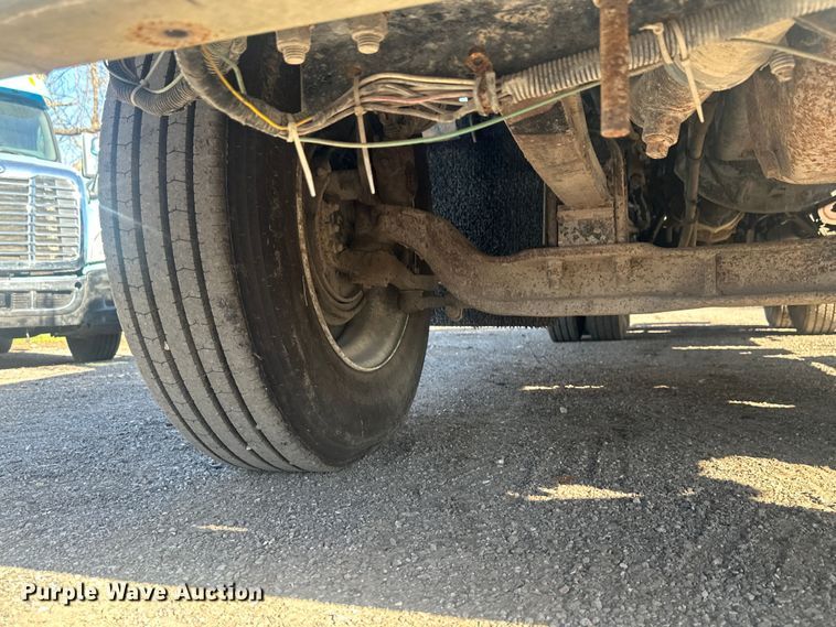 image for item DS2907 1999 Kenworth  T800 vacuum truck