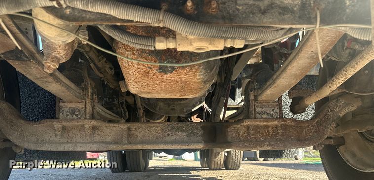 image for item DS2907 1999 Kenworth  T800 vacuum truck