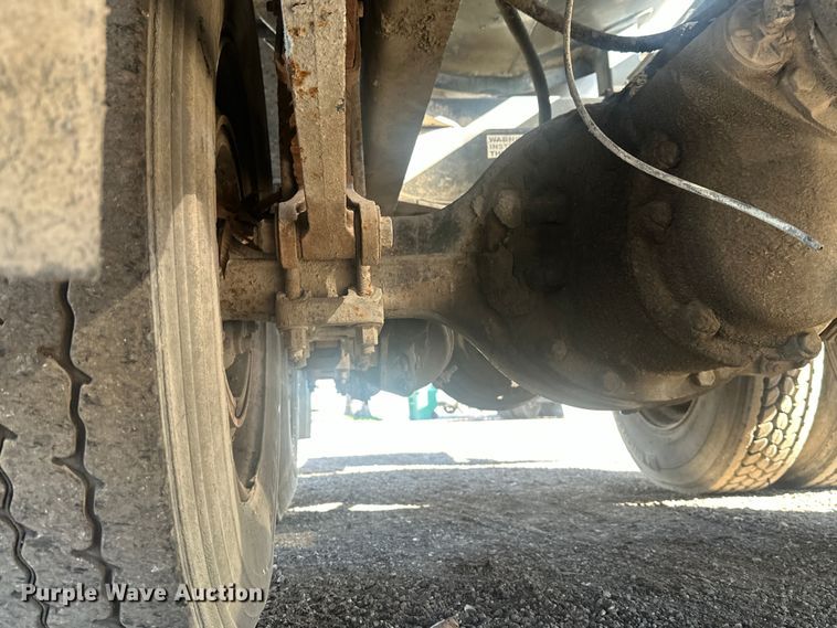 image for item DS2907 1999 Kenworth  T800 vacuum truck